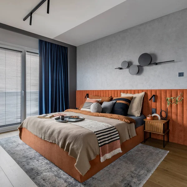 Interior Design Elegant Bedroom Big Orange Bed Beige Grey Bedclothes — Fotografia de Stock