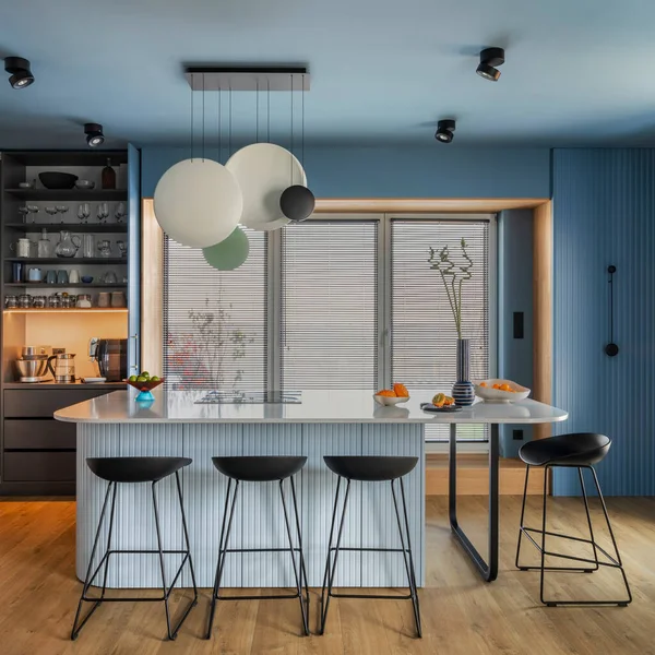 Interior Design Kitchen Space Marble Island Black Chockers Modern Lamp — стоковое фото