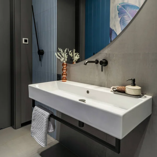 Interior Design Bathroom Interior Big Mirror White Silk Towel Gray — Zdjęcie stockowe