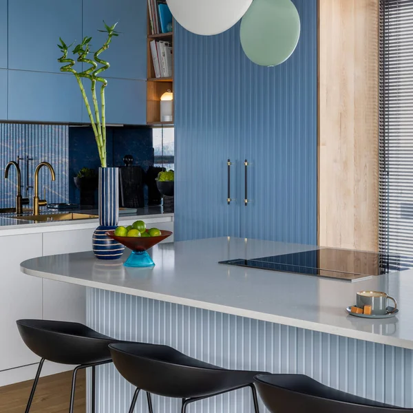 大理石のキッチン島 青い壁 黒いチョーカー 果物とボウル 大きな窓 カップ 木製の床 壁や個人的なアクセサリーにランプ付きのキッチンインテリアのインテリアデザイン 家の装飾だ テンプレート — ストック写真