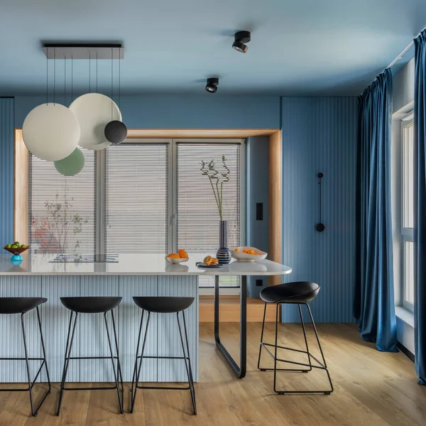 Interior Design Kitchen Space Marble Island Black Chockers Modern Lamp — Zdjęcie stockowe
