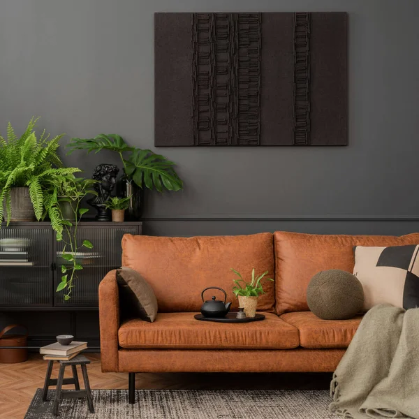 Oturma Odasının Tasarımı Poster Çerçevesi Kahverengi Kanepe Bitkiler Cam Büfe — Stok fotoğraf