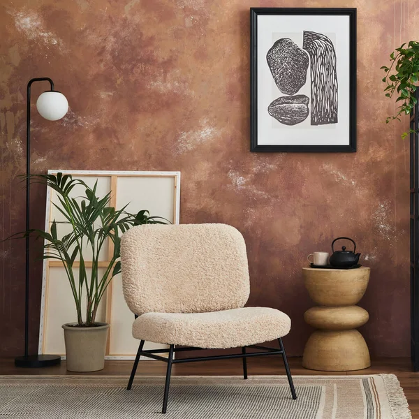 风格别致的客厅室内设计 配有模拟招贴画框架 青蛙扶手椅 黑色金属货架 植物及创意家居配件 家居用品模板 复制空间 — 图库照片