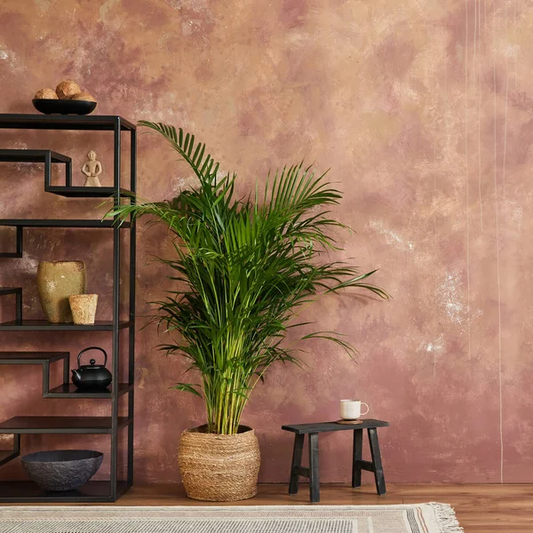 創造的なリビングルームのインテリアの現代的な組成 ブラックメタルの棚 植物や個人的なアクセサリー 創造的な壁紙 ホーム ステージング テンプレート スペースのコピー — ストック写真