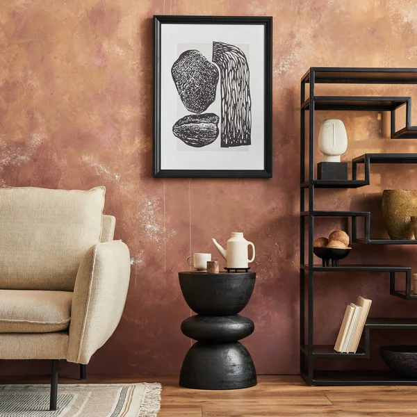 现代客厅室内装饰风格别致 造型招贴画架 黑色金属架子 沙发及个人配饰 创意壁纸 家居用品模板 复制空间 — 图库照片