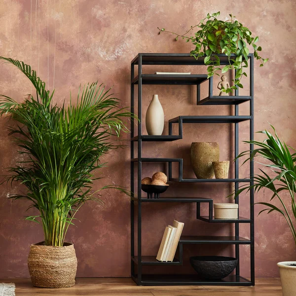 ベージュのモダンなソファ ブラックメタルの棚 植物やスタイリッシュなアクセサリーとエレガントなリビングルームのインテリアデザイン 創造的な壁紙 テンプレート スペースのコピー — ストック写真