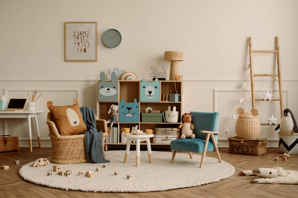 Теплый и уютный интерьер детской комнаты с макетом рамка плаката, бежевая стена с лепниной, красочный буфет, плетеное кресло, плюшевые игрушки, коричневая подушка и личные аксессуары. Интерьер дома. Шаблон.