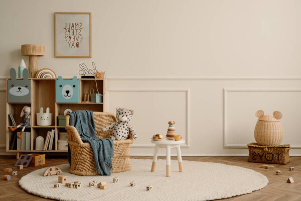 Творческая композиция интерьера детской комнаты с макетом плакатной рамы, деревянного шкафа, плетеного кресла, круглого ковра, игрушек, деревянного блока и личных аксессуаров. Интерьер дома. Шаблон.