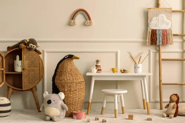 Interior Ruangan Anak Anak Yang Hangat Dan Nyaman Dengan Meja — Stok Foto
