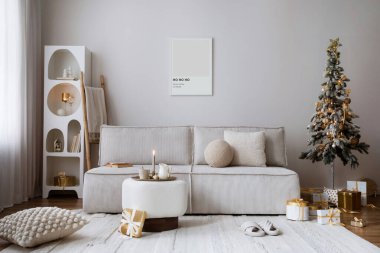 Kadife kanepe, beyaz raf, poster çerçevesi, Noel ağacı, dekorasyon, çelenk, hediyeler ve aksesuarlarla ev içi ve rahat bir oturma odası. Ev dekoru. Aile zamanı. Şablon.