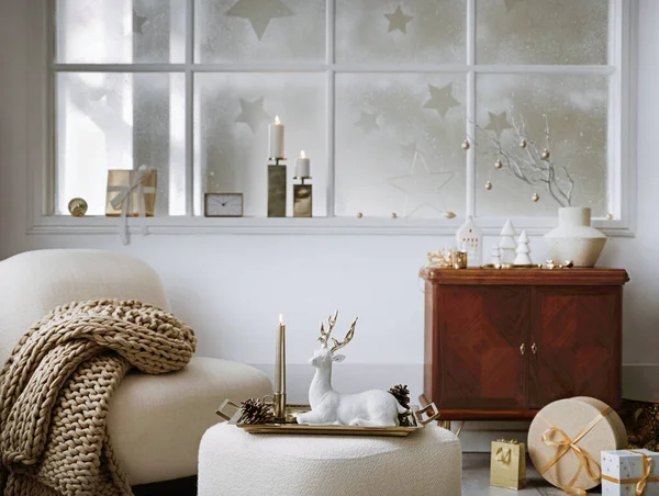 Gemütliche Und Stilvolle Weihnachten Wohnzimmer Interieur Mit Design Sessel Retro lizenzfreie Stockfotos