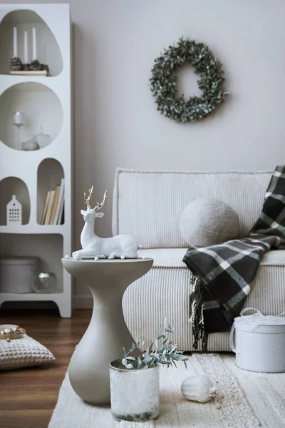 クリスマスの装飾 ライト ギフト ランタン キャンドル 白いコーデュロイソファとスツールと白いデザイン棚の素晴らしい組成 サンタクルスが来る 家の装飾だ テンプレート ストックフォト