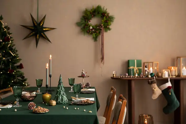 Innenausstattung Des Warmen Speisesaals Mit Weihnachtstisch Holzkonsole Weihnachtsgeschenken Lebkuchen Kerze Stockbild