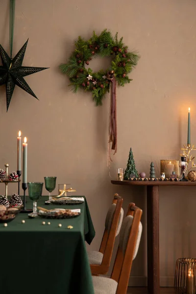 テーブル クリスマスワース ろうそく 茶色の壁 壁の星 ろうそくの棒が付いているろうそくの内装のインテリア ルームの設計 クリスマスアクセサリー ホームデコレーション テンプレート ストック写真