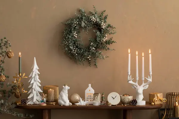 Elegante Komposition Von Weihnachten Wohnzimmer Interieur Mit Holzkonsole Stilvollen Kranz lizenzfreie Stockfotos