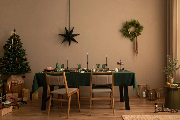 Interior Desain Ruang Makan Natal Interior Dengan Meja Pohon Natal Stok Gambar
