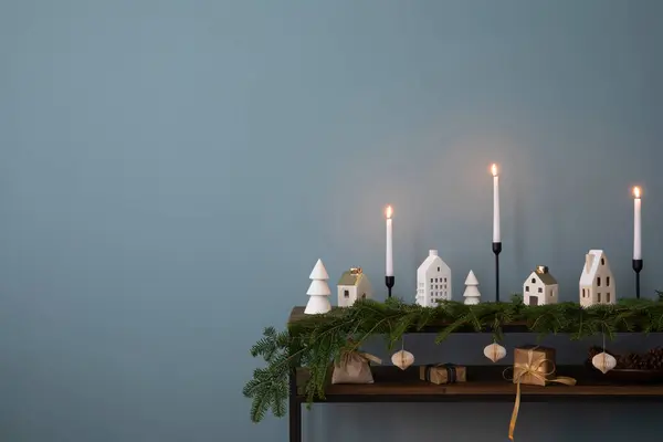 Minimalistische Komposition Von Weihnachtsinterieur Mit Kopierraum Holzkonsole Mit Spray Weihnachtskugeln lizenzfreie Stockbilder