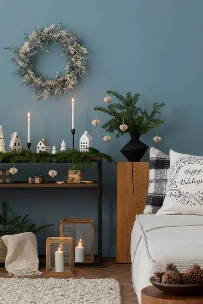 Gemütliche Und Stilvolle Weihnachtliche Wohnzimmereinrichtung Mit Modularem Sofa Holzkonsole Mit Stockbild