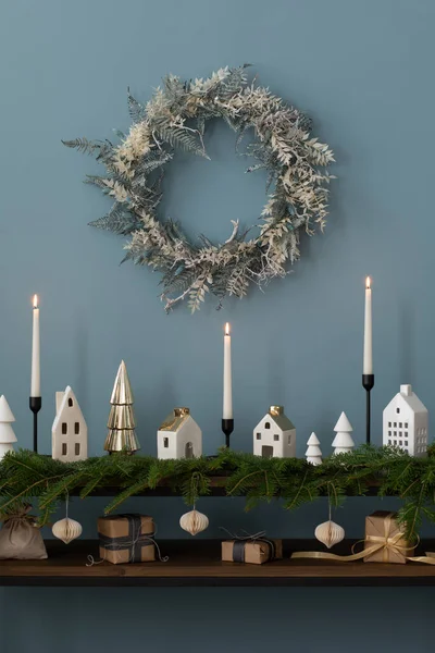 Gemütliche Und Stilvolle Weihnachtliche Wohnzimmereinrichtung Mit Adventskranz Holzkonsole Mit Fichte Stockfoto