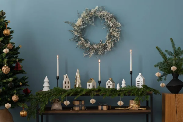 Ästhetische Komposition Des Weihnachtlichen Wohnzimmers Mit Holzkonsole Fichte Weißen Kerzen lizenzfreie Stockbilder
