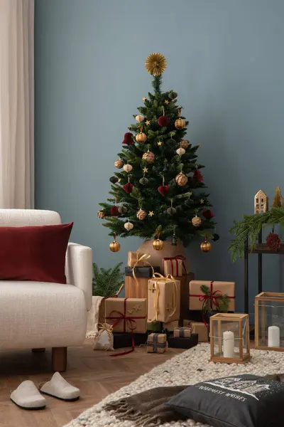 Gemütliche Und Stilvolle Weihnachtliche Wohnzimmereinrichtung Mit Design Sessel Weihnachtsbaum Geschenken Stockfoto
