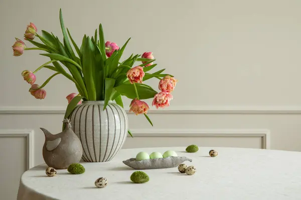 Komposisi Minimalis Interior Ruang Makan Easter Dengan Meja Bundar Vas — Stok Foto