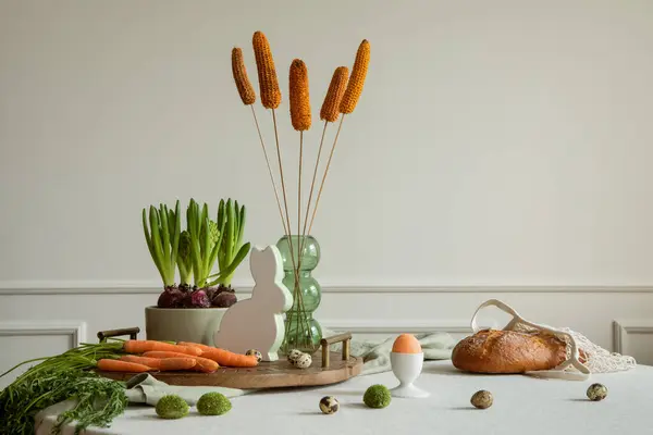 Komposisi Kreatif Interior Ruang Makan Dengan Meja Bundar Jejak Kayu — Stok Foto