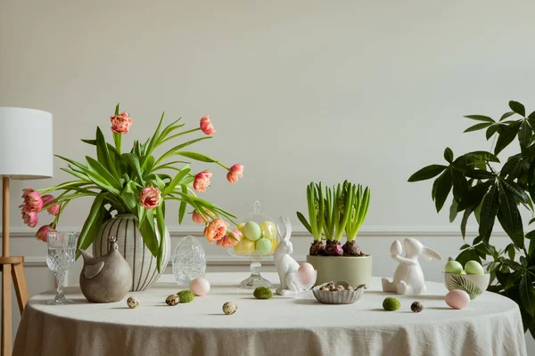 Interior Desain Easter Ruang Makan Dengan Warna Warni Easter Telur — Stok Foto