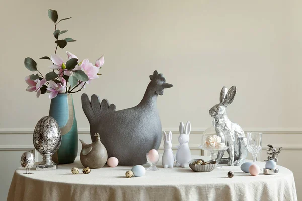 Composición Primavera Pascua Comedor Interior Con Escultura Gallina Gris Conejo Fotos De Stock Sin Royalties Gratis
