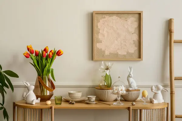 Interieur Van Het Paasweefselinterieur Met Modellijst Glazen Vaas Met Tulpen Stockafbeelding