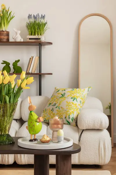 Sonnige Und Design Interieur Des Wohnzimmers Mit Osterdekorationen Tulpen Modulare Stockfoto