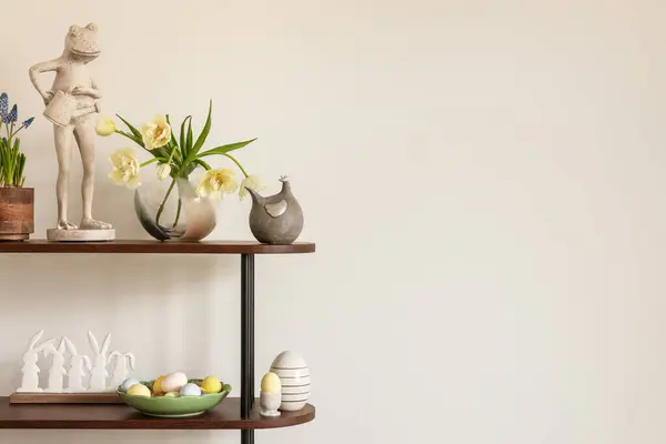 Velikonoční Kompozice Stylovém Obývacím Pokoji Dřevěnou Policí Krásnou Výzdobou Elegantním Stock Snímky