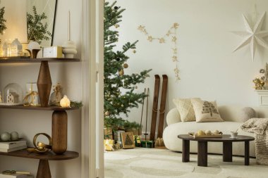 Noel salonunun iç dizaynı kanepe, Noel ağacı, baca, çelenk, mum çubuklu mum, dekorasyon ve kişisel aksesuarlarla birlikte. Ev dekoru. Şablon.