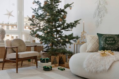 Süslü bir ağacı, rahat bir koltuğu ve doğal bir tatil dekoru olan şenlikli bir yaşam alanı. Tatil toplantıları için mükemmel bir ortam..