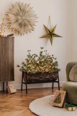 Parlayan peri ışıkları ve duvarında altın bir yıldızın olduğu kırsal bir kereste ekicisinin yer aldığı bayramlık bir dekor. Doğal ve sıcak aksanlı rahat ve zarif bir Noel düzeni..