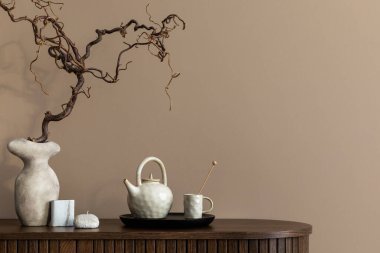 Oturma odasının minimalist kompozisyonu fotokopi alanı, ahşap büfe, yatak odası koltuğu, halı, kahverengi ekose ve kişisel aksesuarlar. Ev dekoru. Şablon. 