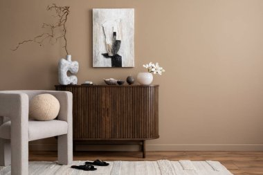 Oturma odasının minimalist kompozisyonu fotokopi alanı, ahşap büfe, yatak odası koltuğu, halı, kahverengi ekose ve kişisel aksesuarlar. Ev dekoru. Şablon. 