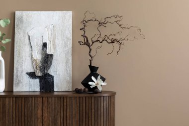 Oturma odasının minimalist kompozisyonu fotokopi alanı, ahşap büfe, yatak odası koltuğu, halı, kahverengi ekose ve kişisel aksesuarlar. Ev dekoru. Şablon. 