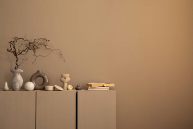 Sıcak ve rahat oturma odasının minimalist kompozisyonu fotokopi alanı, kahverengi büfe, dallı gri vazo, kitaplar, tabut, şık heykel ve kişisel aksesuarlar. Ev dekoru. Şablon. 