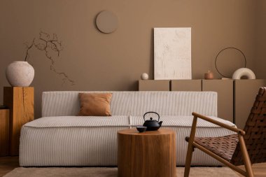 Estetik oturma odasının iç tasarımı poster çerçevesi, yuvarlak sehpa, modüler kanepe, kahverengi halı, ahşap tezgah, dalları ve kişisel aksesuarları olan vazo. Ev dekoru. Şablon.