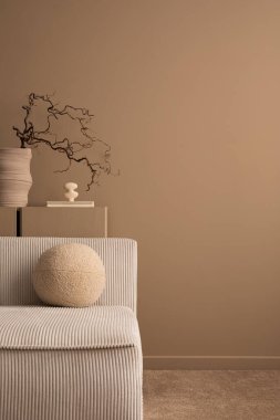 Estetik oturma odasının minimalist kompozisyonu fotokopi alanı, modüler kanepe, kahverengi büfe, dallı vazo, yuvarlak yastık ve kişisel aksesuarlar. Ev dekoru. Şablon. 
