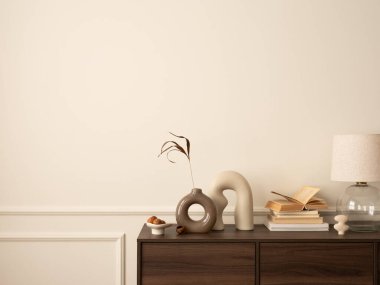 Ahşap büfe, cam lamba, kurumuş çiçekli vazo, modern heykel, kitaplar, sıva ve kişisel aksesuarlarla dolu duvar ile oturma odasının estetik yapısı. Ev dekoru. Şablon.