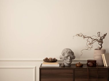 Ahşap büfe, cam lamba, kurumuş çiçekli vazo, modern heykel, kitaplar, sıva ve kişisel aksesuarlarla dolu duvar ile oturma odasının estetik yapısı. Ev dekoru. Şablon.