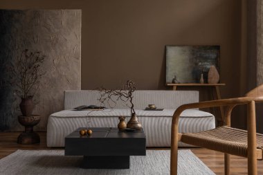 Wabi Sabi 'nin iç mekanının estetik yapısı poster, modüler kanepe, ahşap tuvalet, halı, şık kahve masası, dallı vazo ve kişisel aksesuarlarla dolu. Ev dekoru. Şablon. 