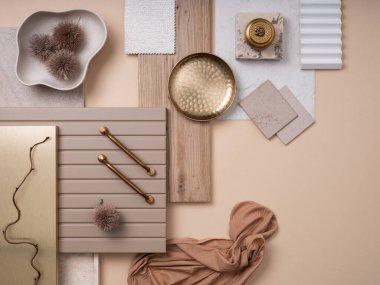 Tekstil, boya örnekleri, paneller ve fayanslarla bej ve gri renk paleti içinde şık düz bir yapı. Mimar ve iç mimar bozumu. Üst Manzara. Boşluğu kopyala. 