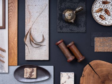 Tekstil, boya örnekleri, paneller ve çimento karolardan oluşan yaratıcı düz bir yapı. Şık bir iç mimar tasarımı. Donanma, gri ve kahverengi renk paleti. Uzayı kopyala Şablon. 