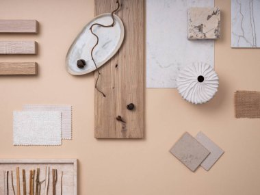 Tekstil, boya örnekleri, paneller ve çimento karolardan oluşan yaratıcı düz bir yapı. Şık bir iç mimar tasarımı. Açık bej ve gri renk paleti. Uzayı kopyala Şablon. 