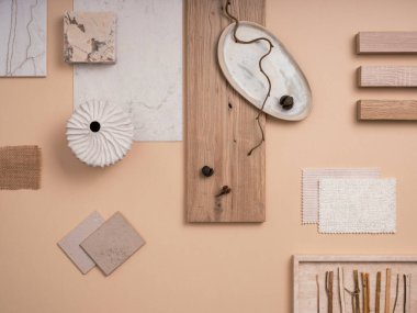 Tekstil, boya örnekleri, paneller ve çimento karolardan oluşan yaratıcı düz bir yapı. Şık bir iç mimar tasarımı. Açık bej ve gri renk paleti. Uzayı kopyala Şablon.