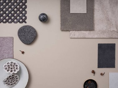 Klasik bej renginde, gri ve bej renkte, tekstil ve boya örnekleriyle, lamella paneller ve fayanslarla bezenmiş. Mimar ve iç mimar bozumu. Üst Manzara. Boşluğu kopyala. 