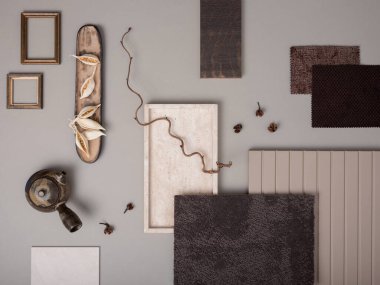 Tekstil, boya örnekleri, paneller ve çimento fayansları içeren zarif düz bir yapı. Şık bir iç mimar tasarımı. Açık bej ve gri renk paleti. Uzayı kopyala Şablon.